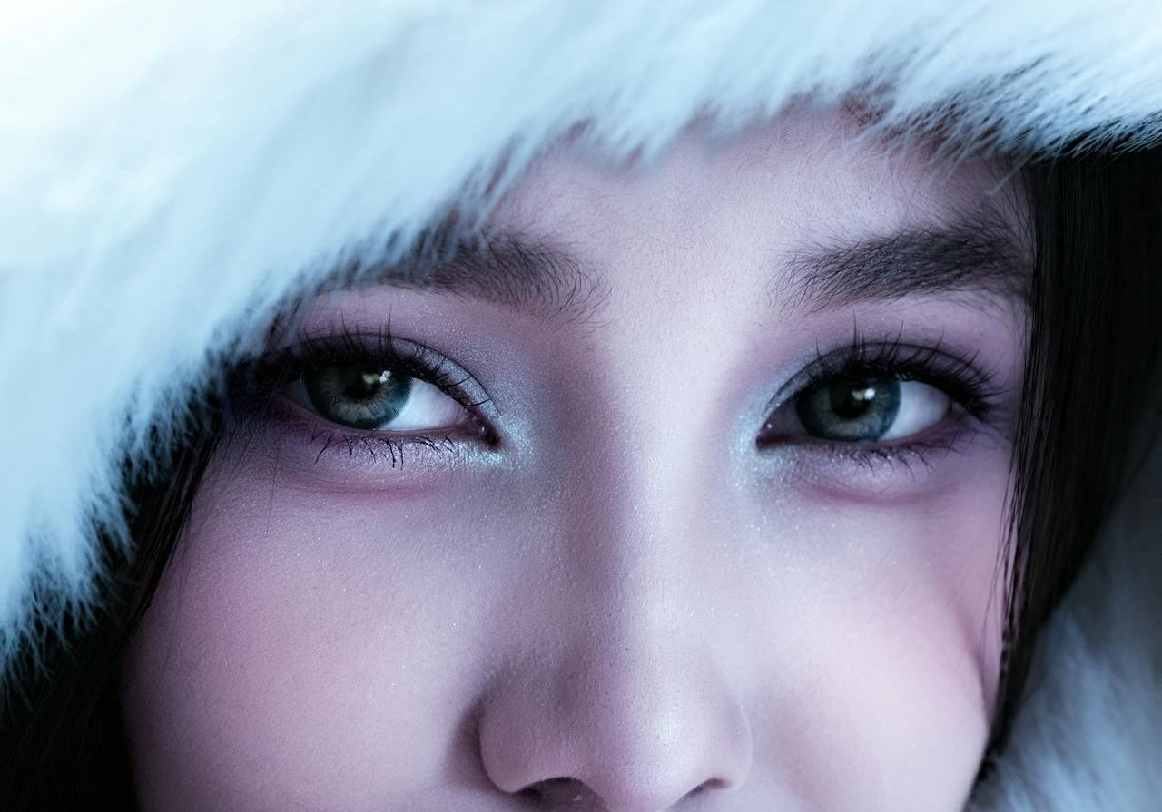 Women Wear White Makeup in Winter
