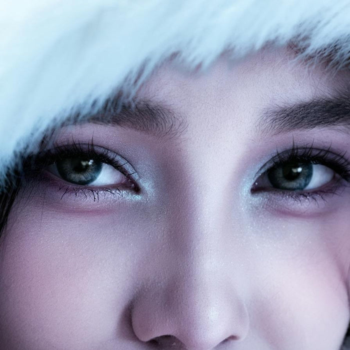 Women Wear White Makeup in Winter