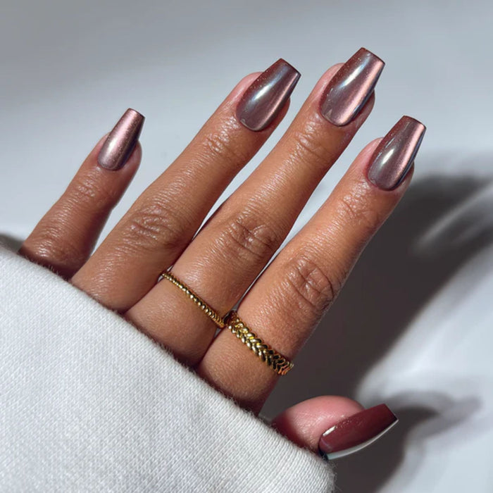 Glamnetic Press-On Nails Espresso Glow hand model 